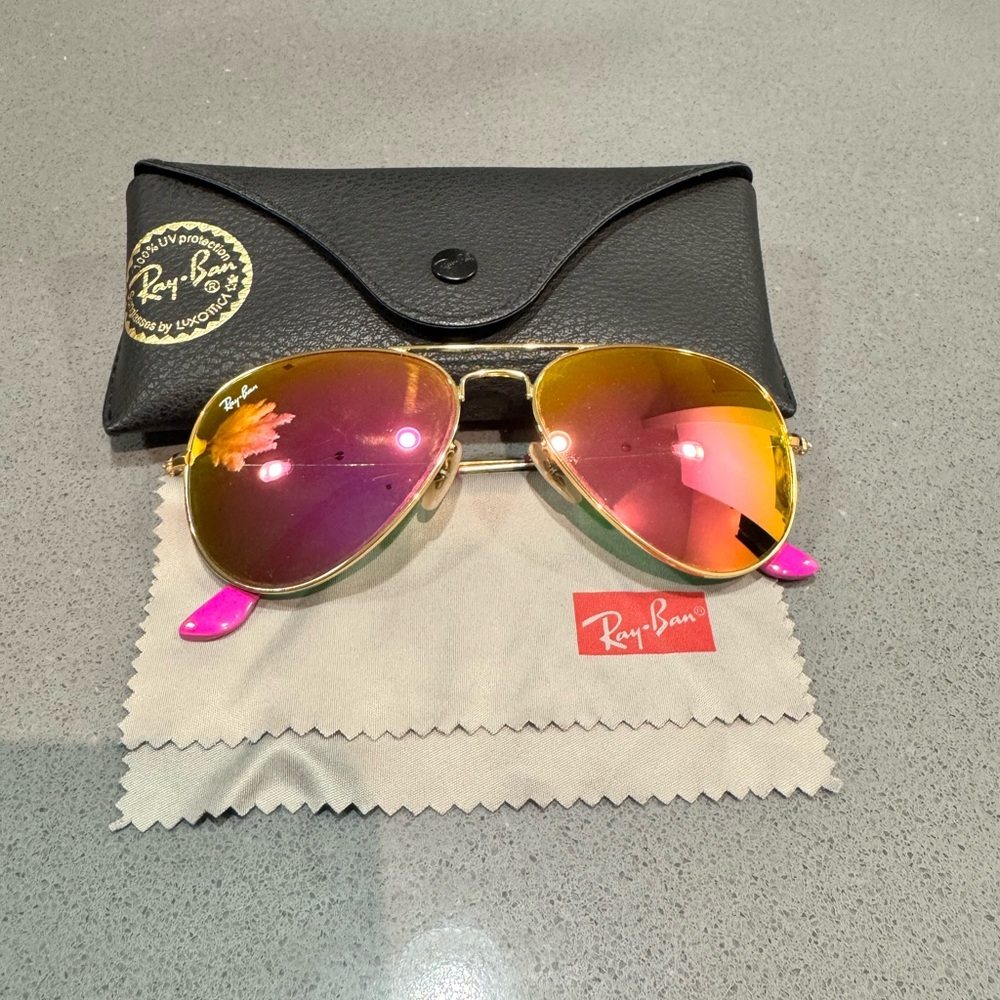 Ray-Ban polarized Gold Aviator Sunglasses with Pink Lenses